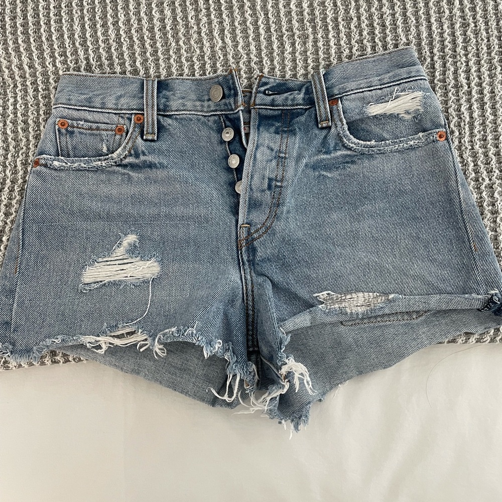 Levi’s 501 shorts size 26